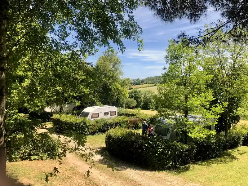 Emplacement arborés pour camping-cars proche d'Aurignac