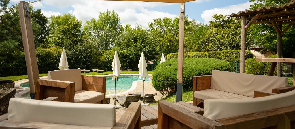 Terrasse et vue sur la piscine au Camping Pré Fixe en Haute-Garonne
