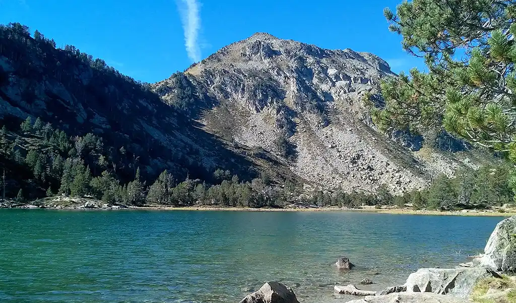 Paysage lac montagne Pyrénées